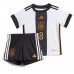 Otroški Nogometni dresi Nemčija Leon Goretzka #8 Domači SP 2022 Kratek Rokav (+ Kratke hlače)